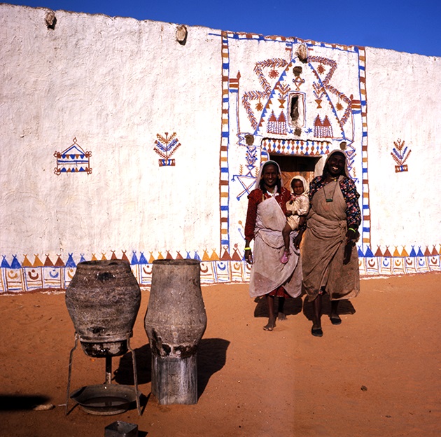 Nubian women in front of a decorated entry. Koshtammne, W. Neja Hamadaab/ Katabaab, 1963 (Photographed by the author).