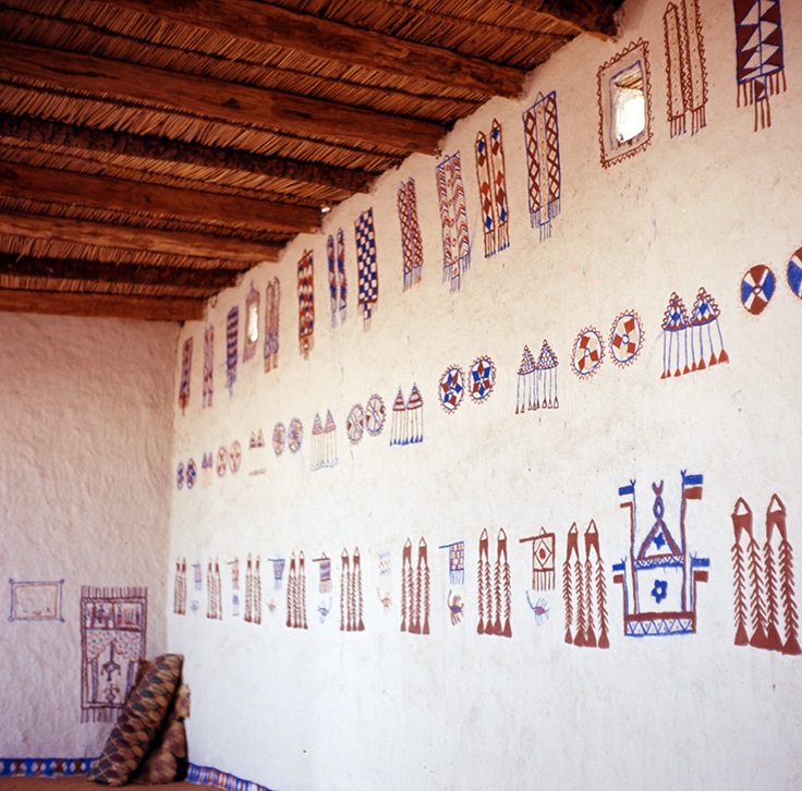 The same protective objects, which adorned in real the bride&rsquo;s room, appear here as painted motifs in a guest room. Gurte, W. Neja Affedunya, 1963 (Photographed by the author).