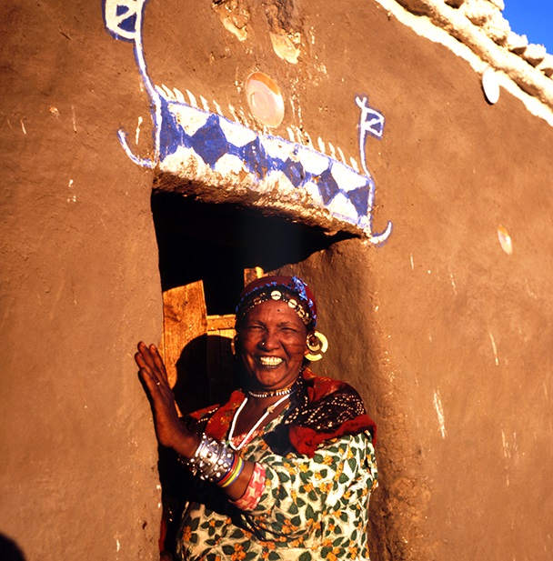 House entry, decoration with lime and washblue. Toshke, W. Neja Seidaab qibli, 1964 (Photographed by the author).