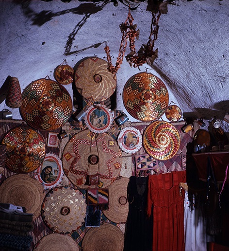 Decoration with baskets in a barrel-vaulted bridal room. Shellaal, Bijje island, 1964 (Photographed by the author).