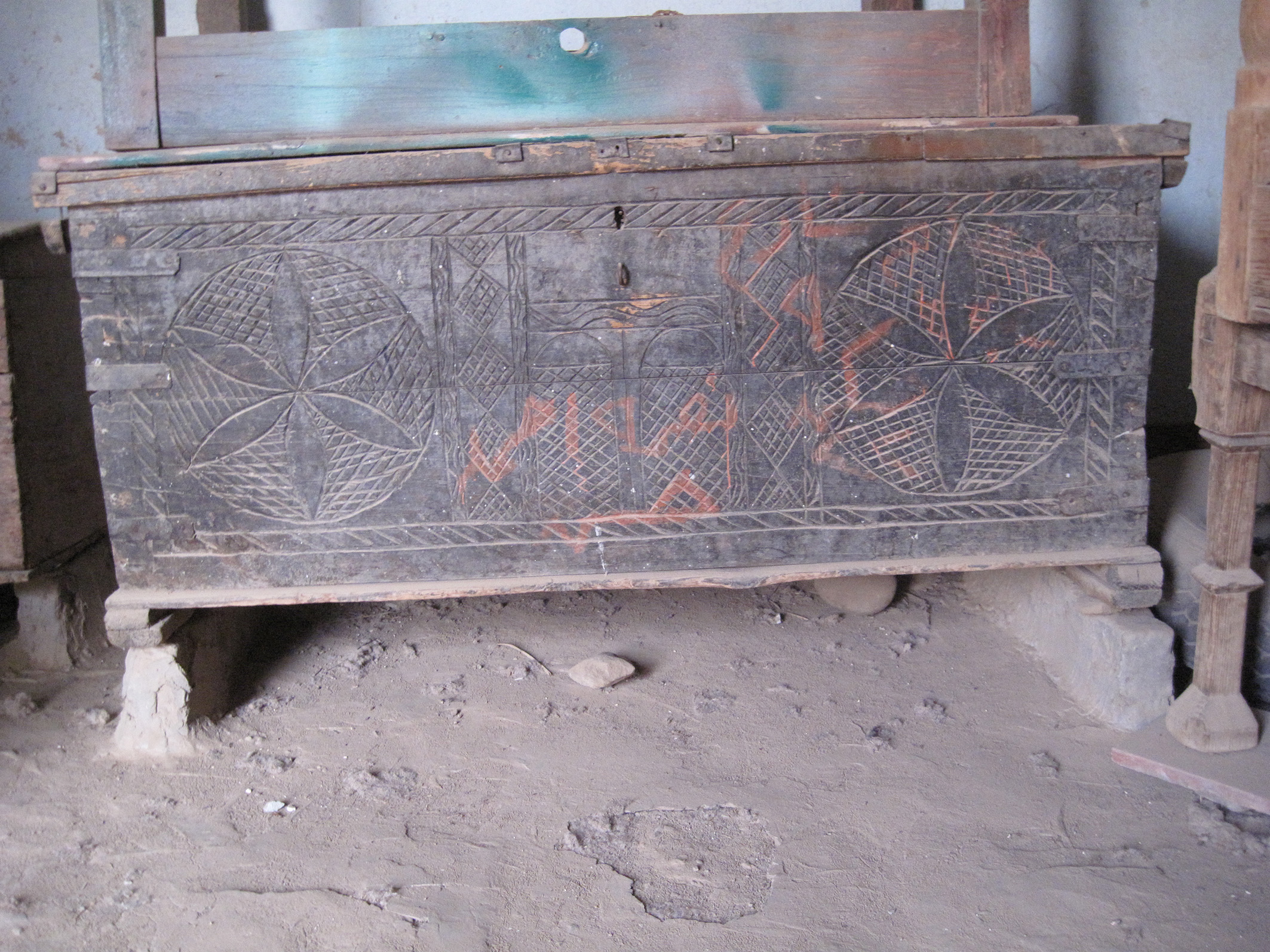 Wooden chest: <em>sanduug</em>. Shellaal, Seheel Island, 2013 (Photographed by the author).