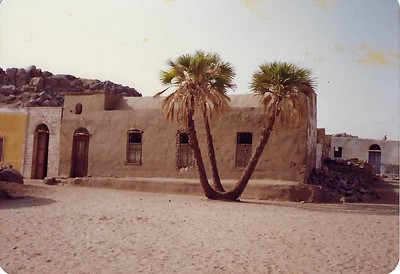 Most houses have benches of smoothly plastered clay (<em>mastabas</em>) that are built along the fronts of the outside walls. (Jennings, 1981).